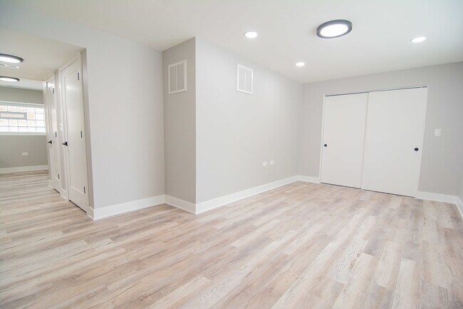 Building Photo - 6141 N Hermitage Ave