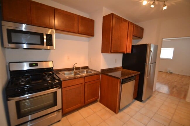 Building Photo - 555 Locust St
