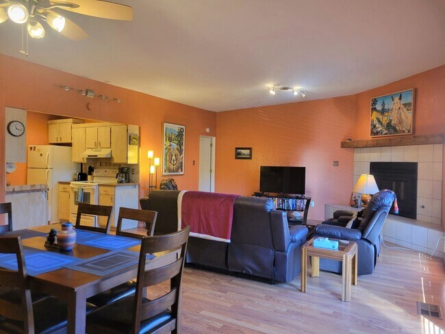 Foto del edificio - Fully Furnished Condo - Available for mont...