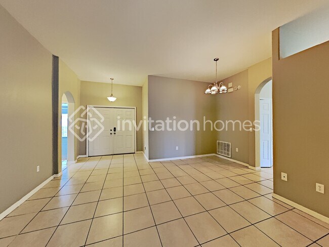 Building Photo - 2447 Hamlet Cir