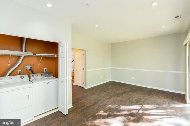 Building Photo - 709 Tola Ct