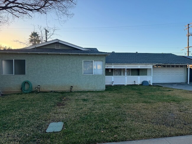 Building Photo - Beautifully Remodeled Home With Front & Si...