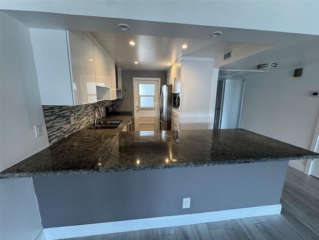 Building Photo - 3150 N Palm Aire Dr