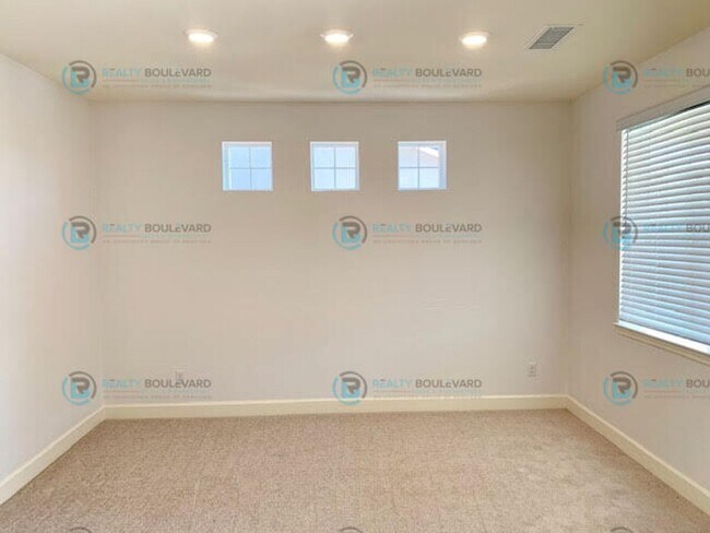 Foto del edificio - Gorgeous Newer 3 Bedroom Home! Located off...