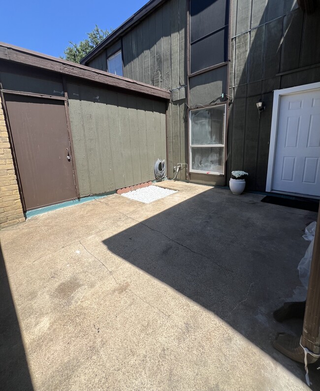 Building Photo - 4627 Country Creek Dr