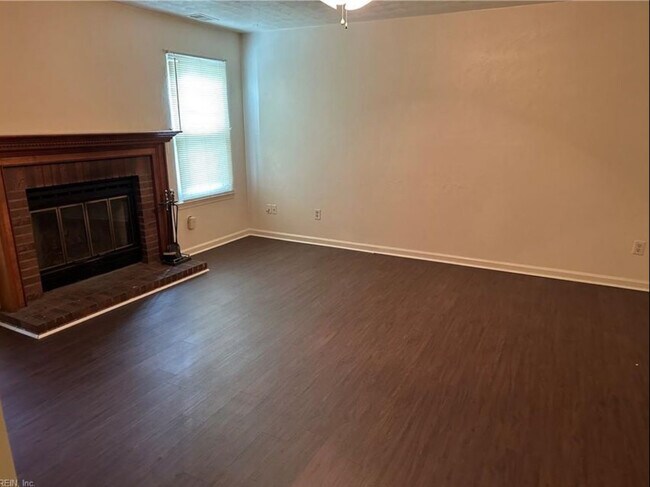 Foto del edificio - 5897 Glen View Dr