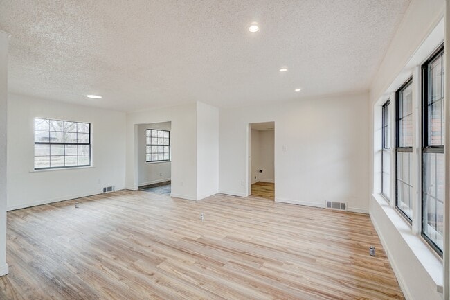 Building Photo - 1220 NE 47th St