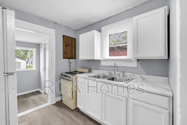 Foto del edificio - 1358 N Gale St