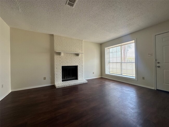Foto del edificio - 10500 Lake June Rd