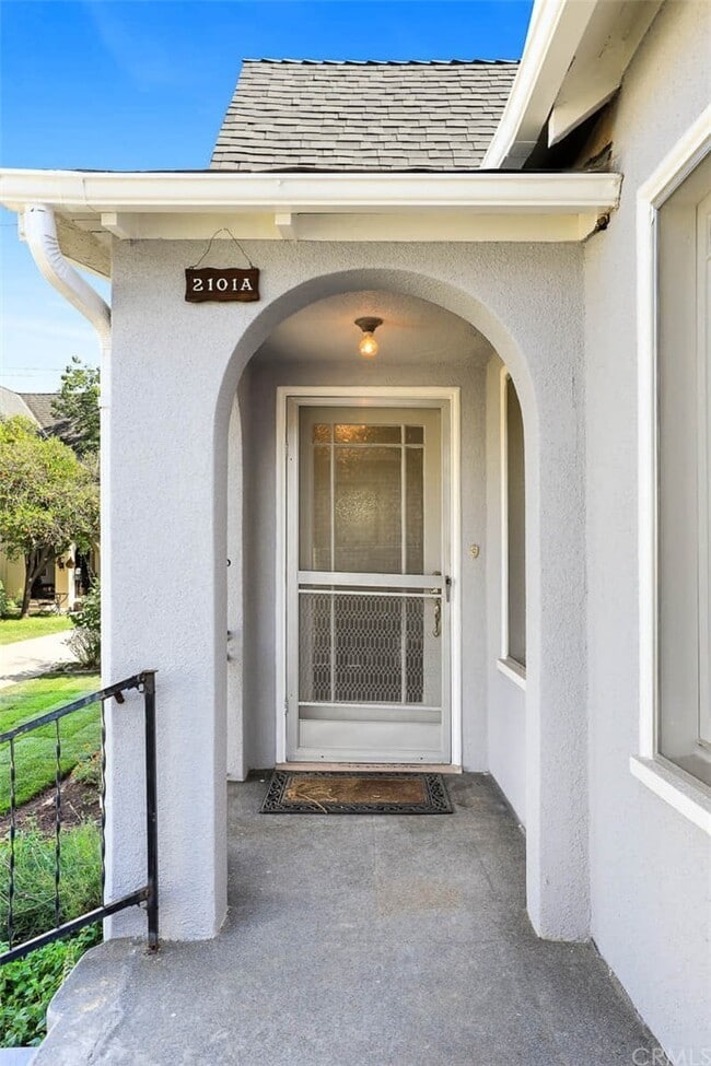 Building Photo - 2101 W Huntington Dr