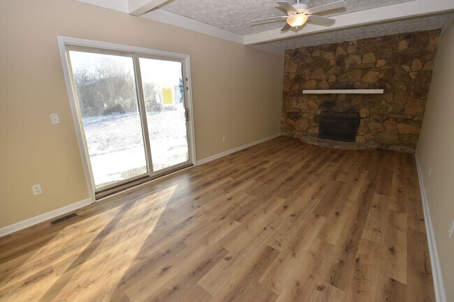 Building Photo - 3 Bedroom, 2 Full Bath Home with Large Det...