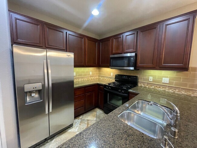 Foto del edificio - Beautiful Three Story Townhome In San Elij...