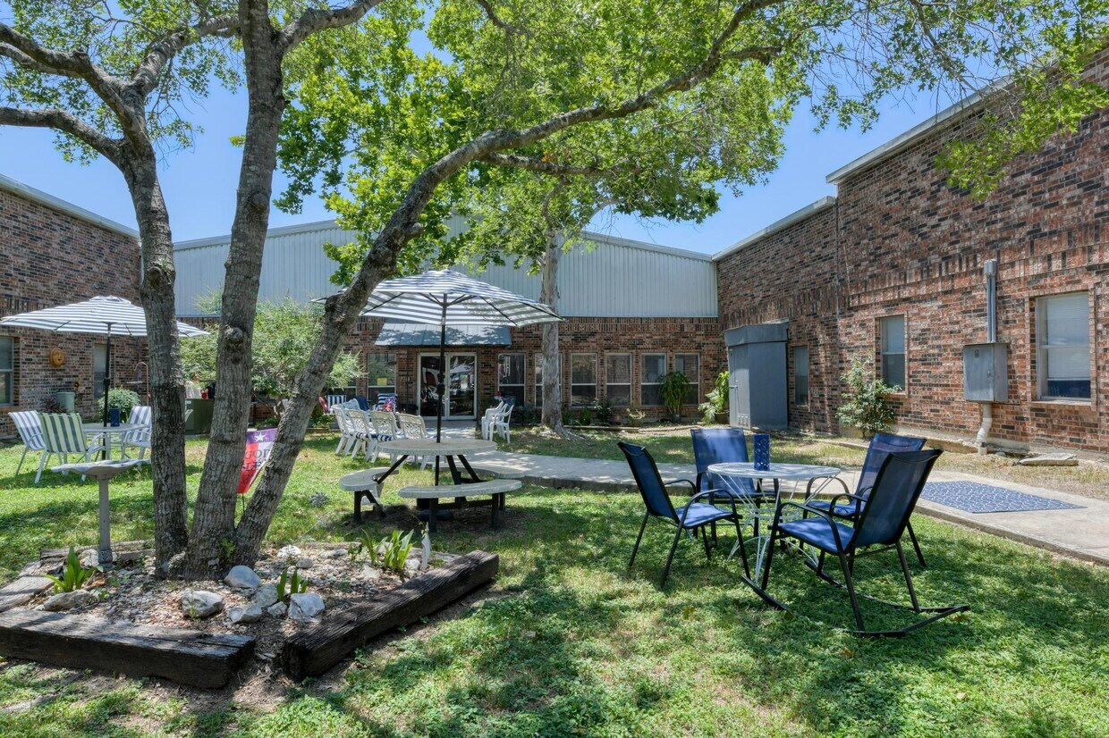 Primary Photo - Silver Oaks Villas