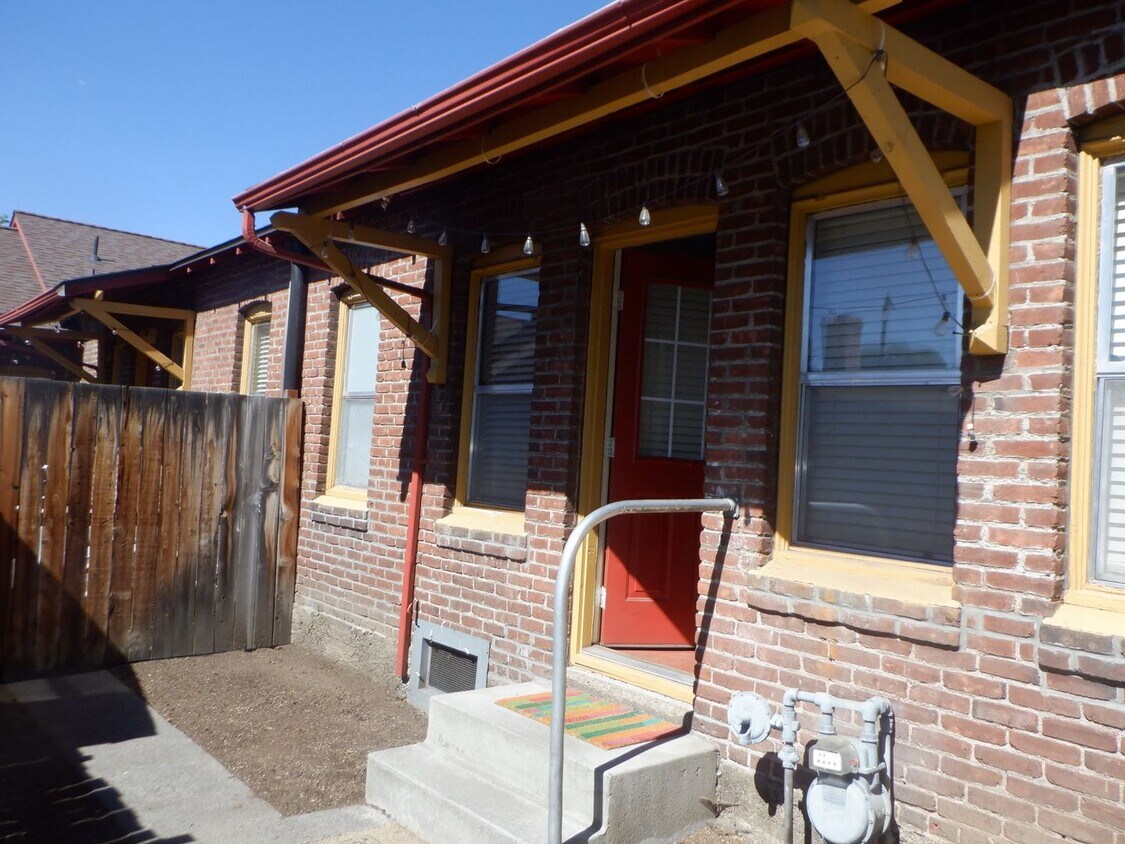 Foto principal - Historic Downtown Bend 1 Bed/1 Bath - NW G...