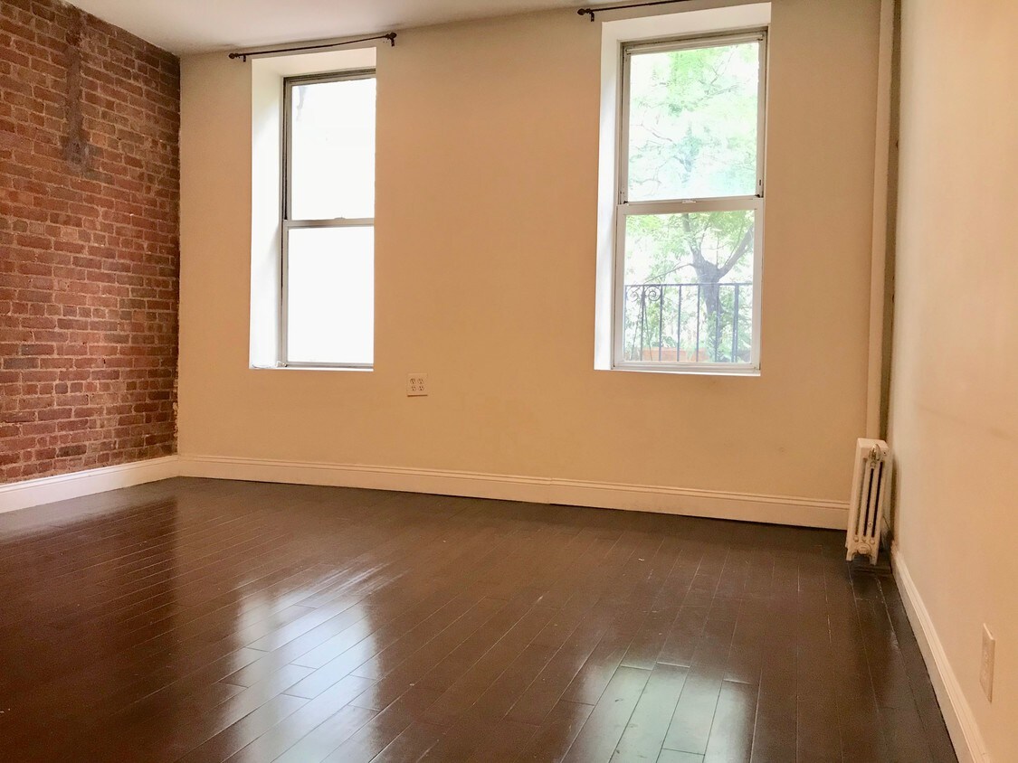 Primary Photo - 326 W 47th St