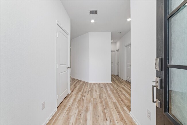 Foto del edificio - 5315 Sleepy Fox Ln