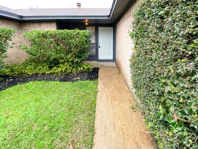 Building Photo - 2202 Snowdrop Lane