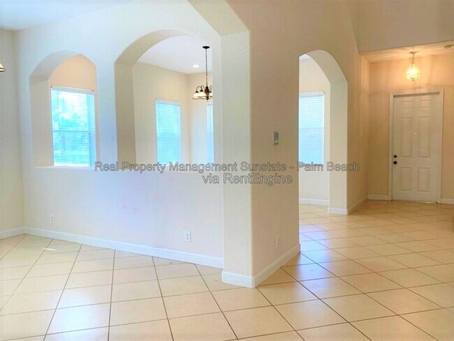 Building Photo - 630 Triana St