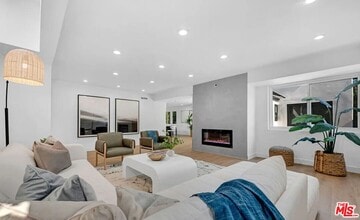 Building Photo - 418 N Bowling Green Way