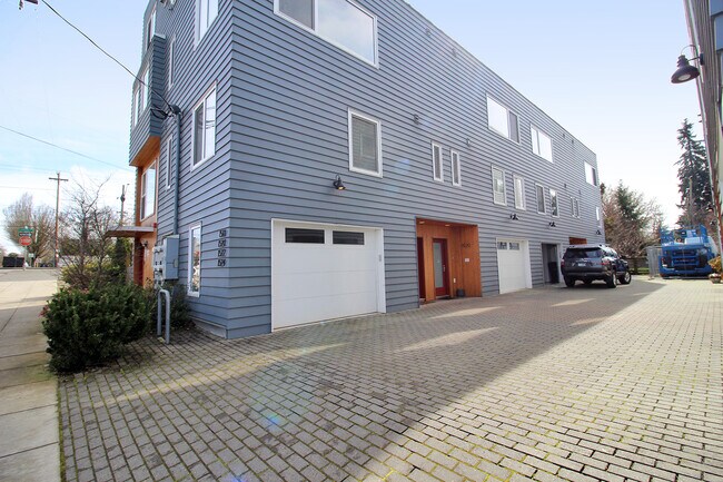 Building Photo - 1520 N Blandena St