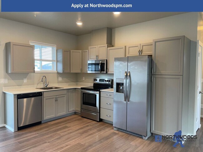 Foto del edificio - Newer-Very Nice 2 Bedroom 1 Bath Upstairs Apartment****HALF OFF FIRST FULL MONTHS RENT******Pet F...