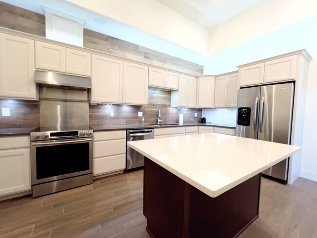 Building Photo - Remodeled with Lake Retreat Views!
