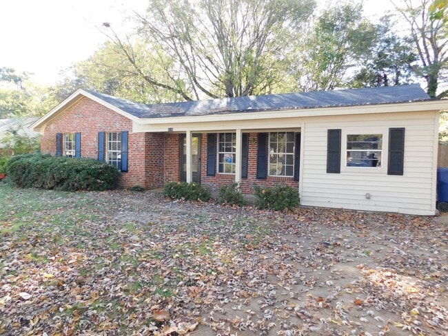 Building Photo - 3135 Briarwood Dr