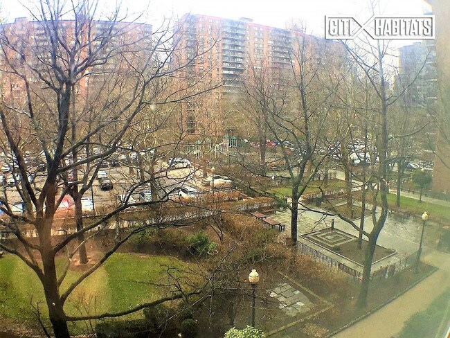 Building Photo - 400 Central Park W
