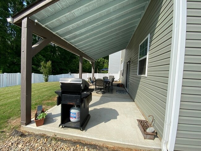 Foto del edificio - 10411 Porters Pond Ln NW