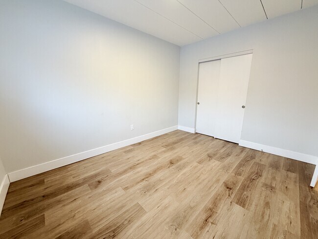 Photo du bâtiment - 301 Indian Rd S