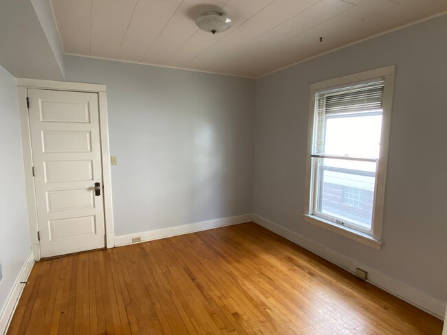 Middle Bdrm - 310 N Ingersoll St