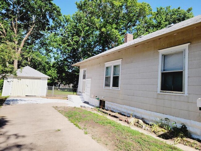 Building Photo - 1211 S Lulu Ave