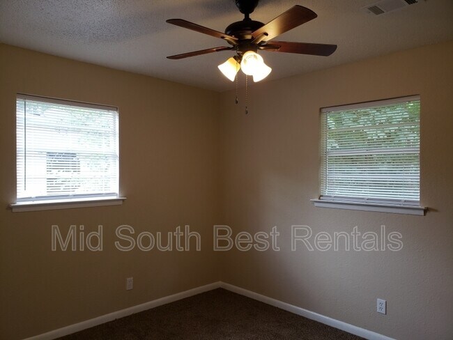 Foto del edificio - 6508 Heather Ln