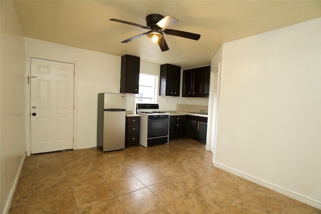 Foto del edificio - 6741 Ave E