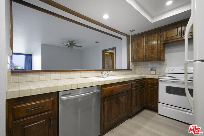 Foto del edificio - 880 W 1st St