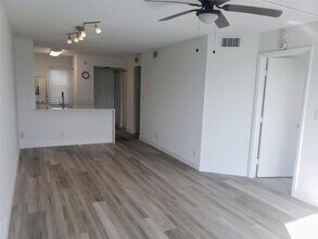 Building Photo - 2216 N Cypress Bend Dr