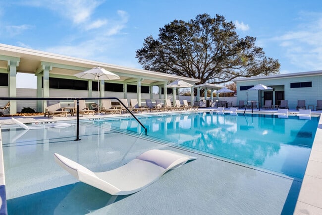 Building Photo - Trinity Villas