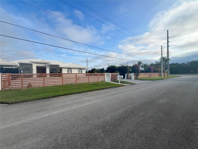 Foto del edificio - 13621 SW 16th St