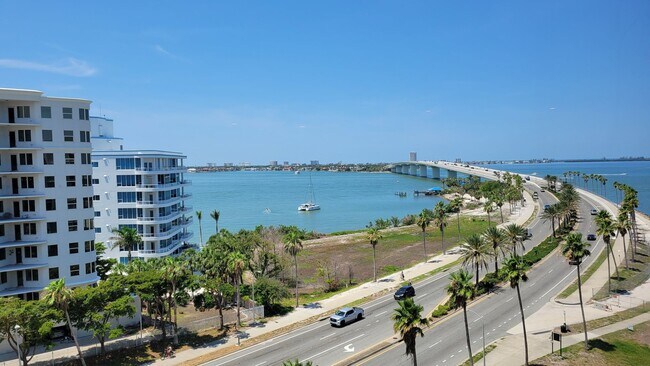 Building Photo - Annual turnkey furnished renovated 2/2 con...