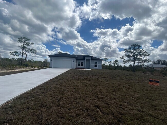 Foto del edificio - BRIGHT & BRAND NEW! 4 Bed / 2 Bath / 2 Car Garage Home in Charming Lake Placid!