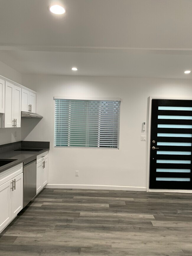 Salón con cocina abierta. - 1102 Centinela Ave