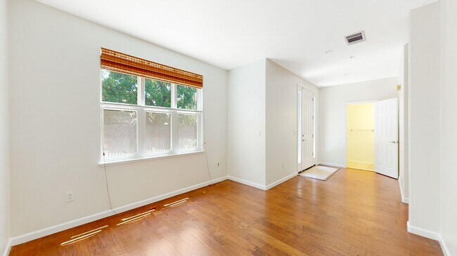 Foto del edificio - 4-Bedroom Townhome in San Jose!