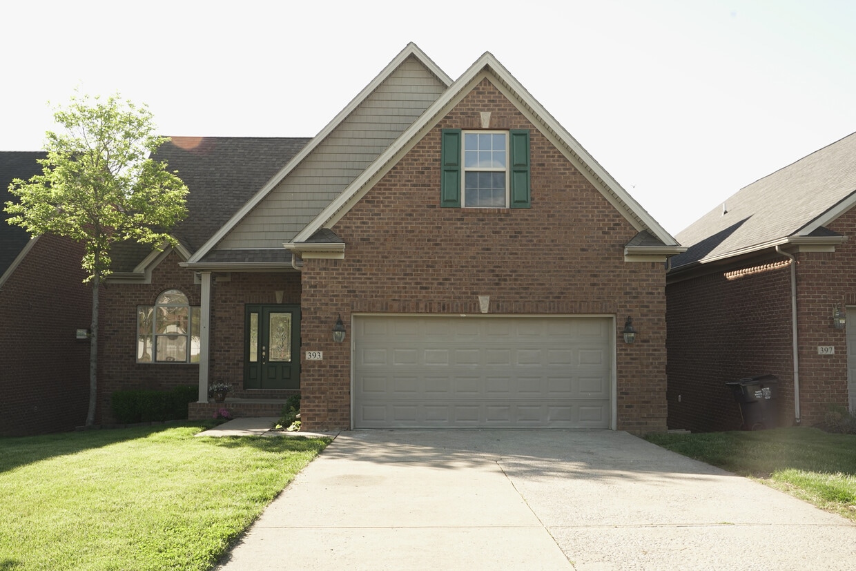 393 Hays Blvd, 2 Car Extended Garage, with Bonus Room above. - 393 Hays Blvd (Lexington, KY)