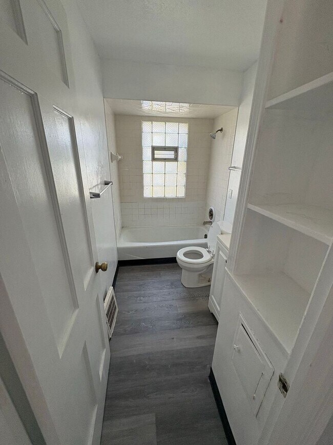 Building Photo - For Rent – 4 Bed / 2 Bath – $1,495 – Secti...