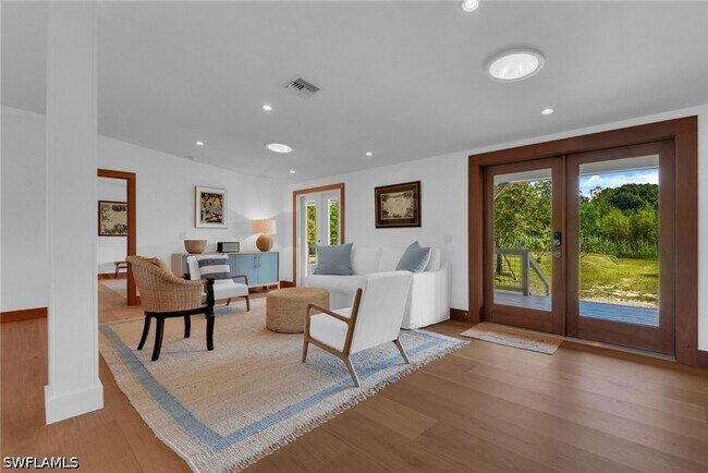 Foto del edificio - 828 Sanctuary Rd W