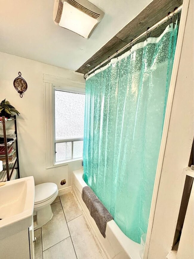 Photo du bâtiment - Spacious 3-Bedroom/1 Bath Apartment – Downtown Fredericton