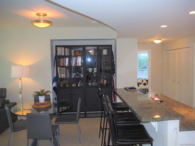 Building Photo - 555 Front St