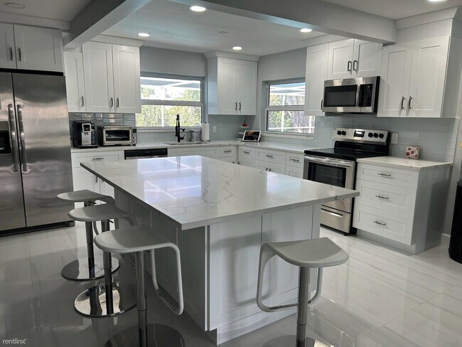 Foto del edificio - 4 br, 2 bath House - 10402 NW 39th Pl