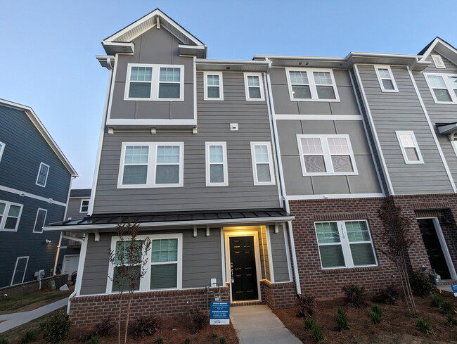 Foto del edificio - Room in Townhome on Memorial Pkwy