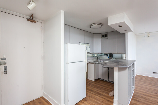 Building Photo - 2626 N Lakeview Ave